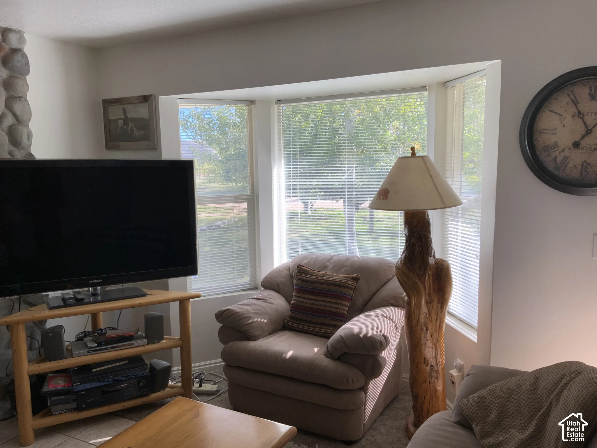 Bay window with blinds, stone-clad corner detail