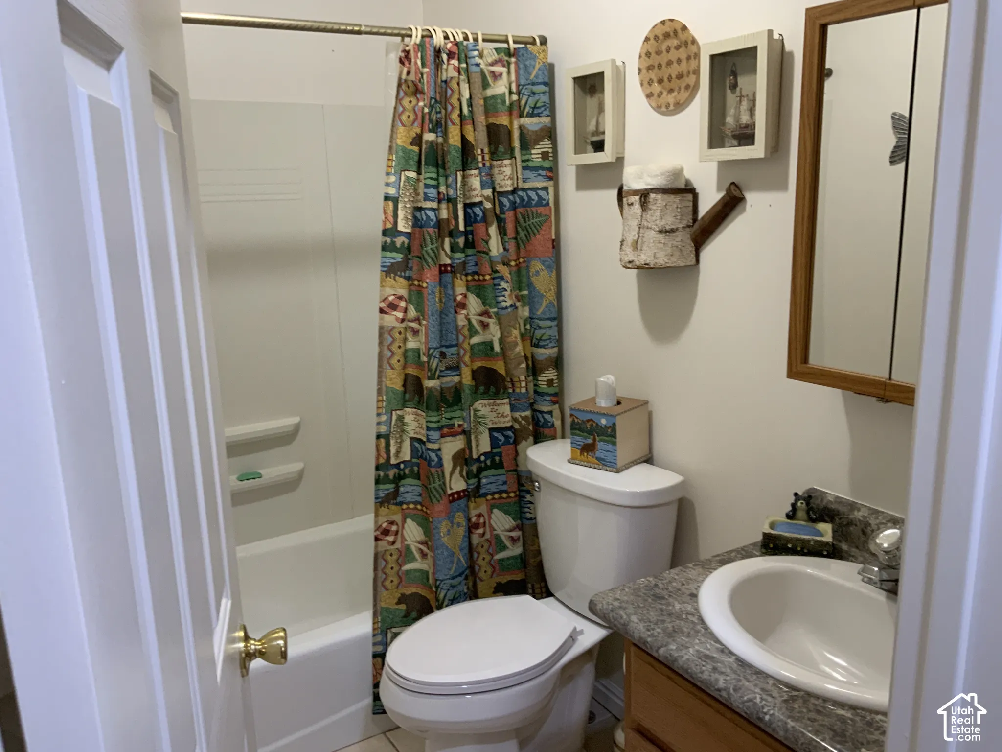 Tub/shower combination with integrated shelving