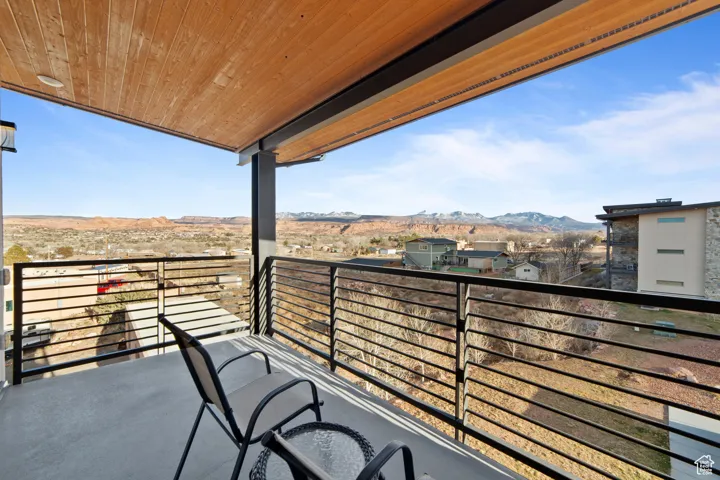 Balcony featuring a mountain view