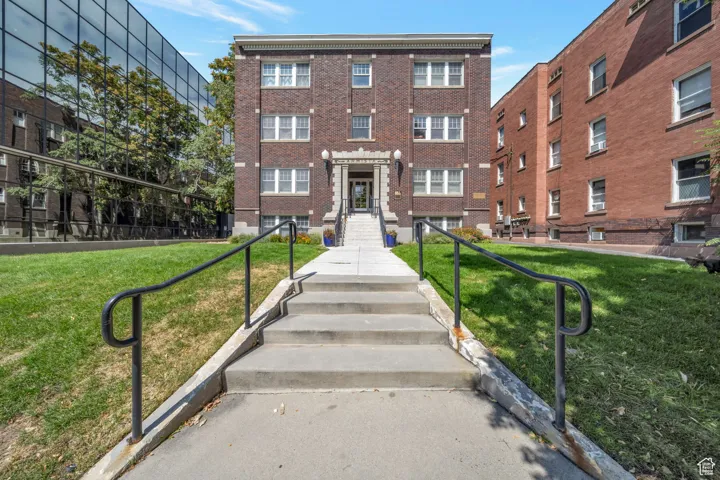 View of apartment building / complex