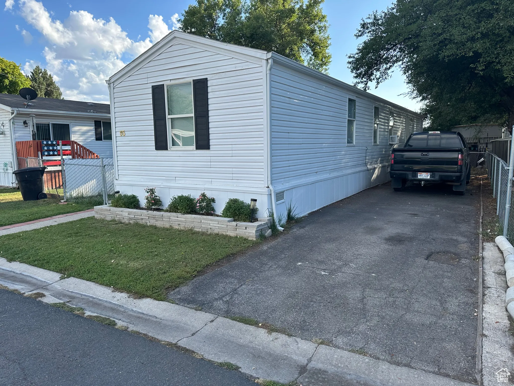 Manufactured / mobile home featuring asphalt driveway