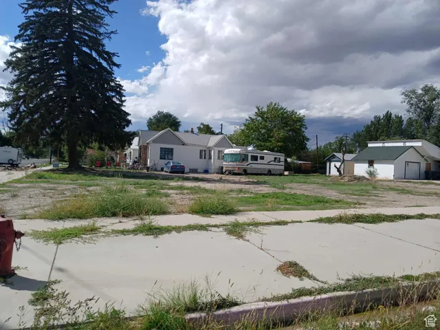 View of yard featuring an outdoor structure