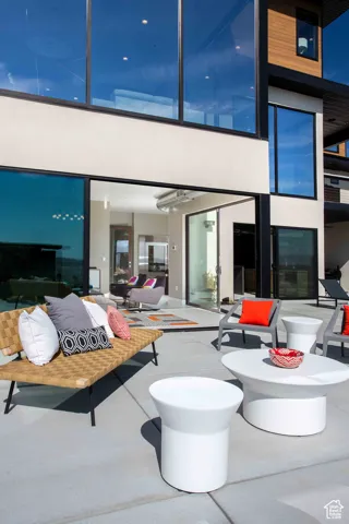 Living area with a high ceiling