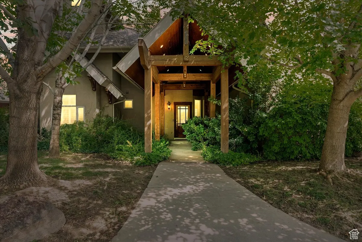 Doorway to property featuring stucco siding