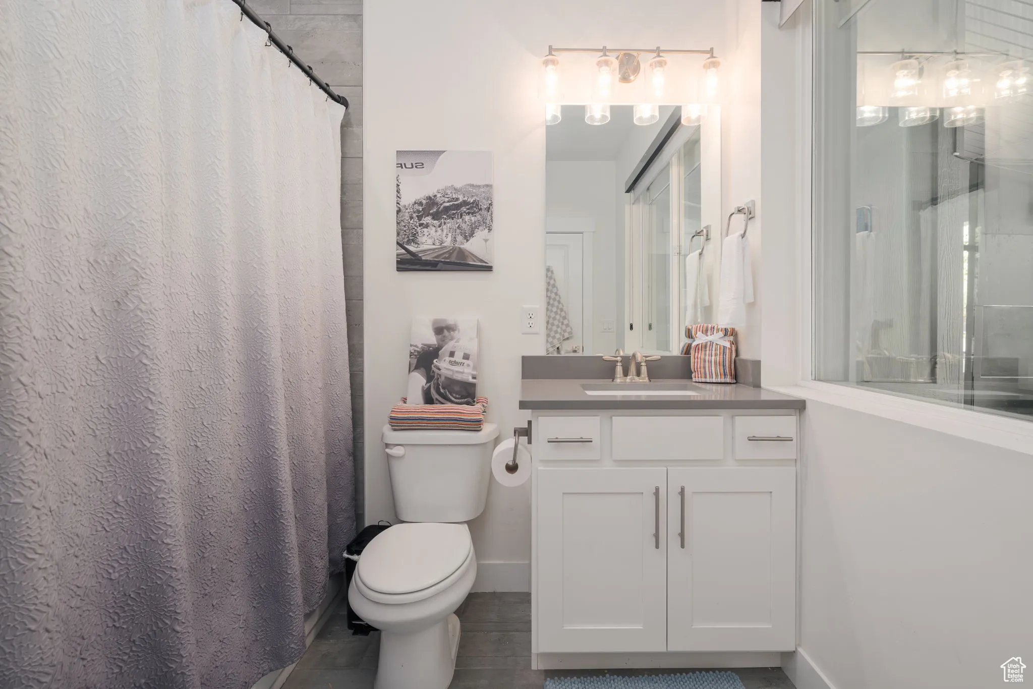 Full ensuite bathroom just off 2nd bedroom with a full tub/shower