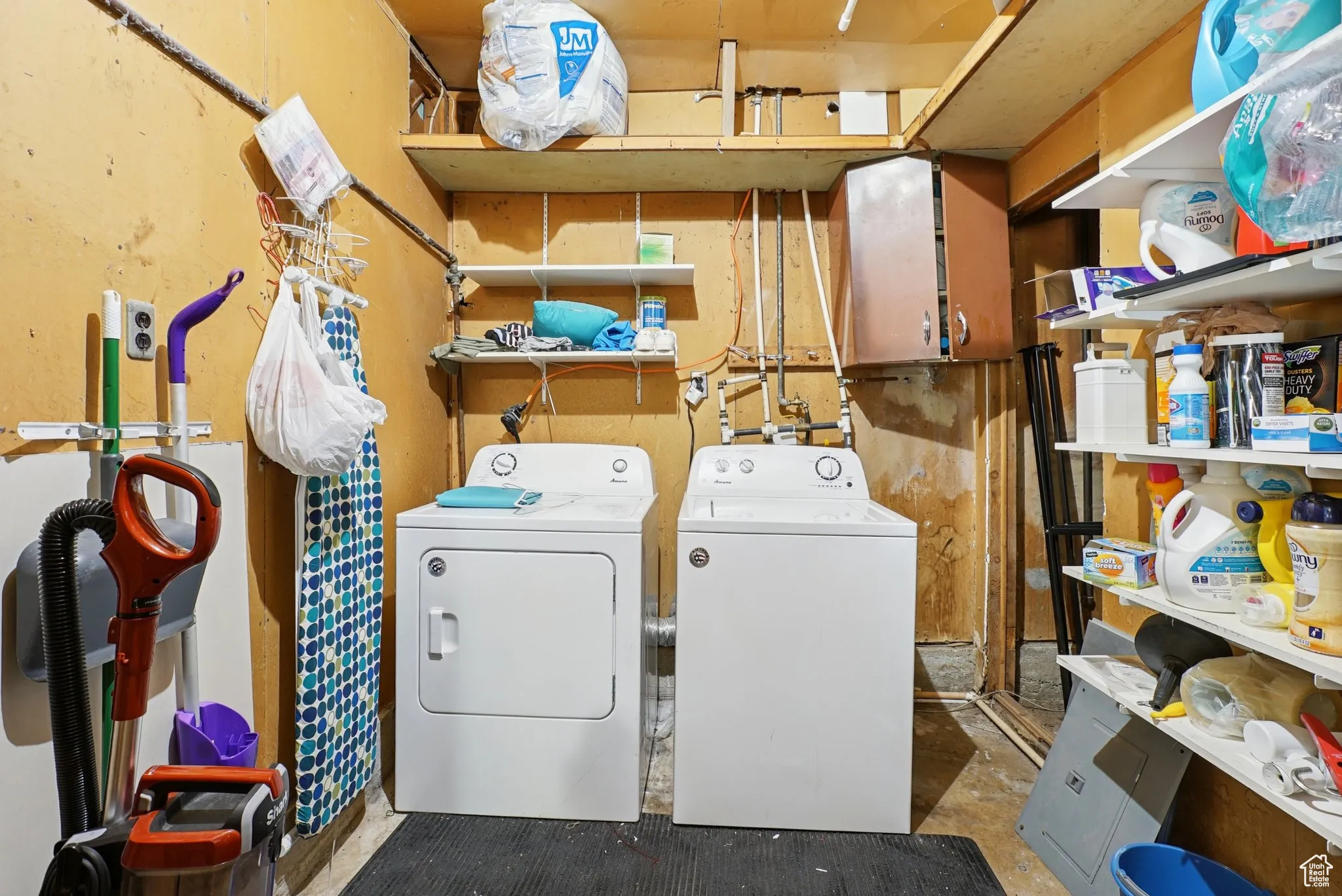 Washroom with washing machine and clothes dryer