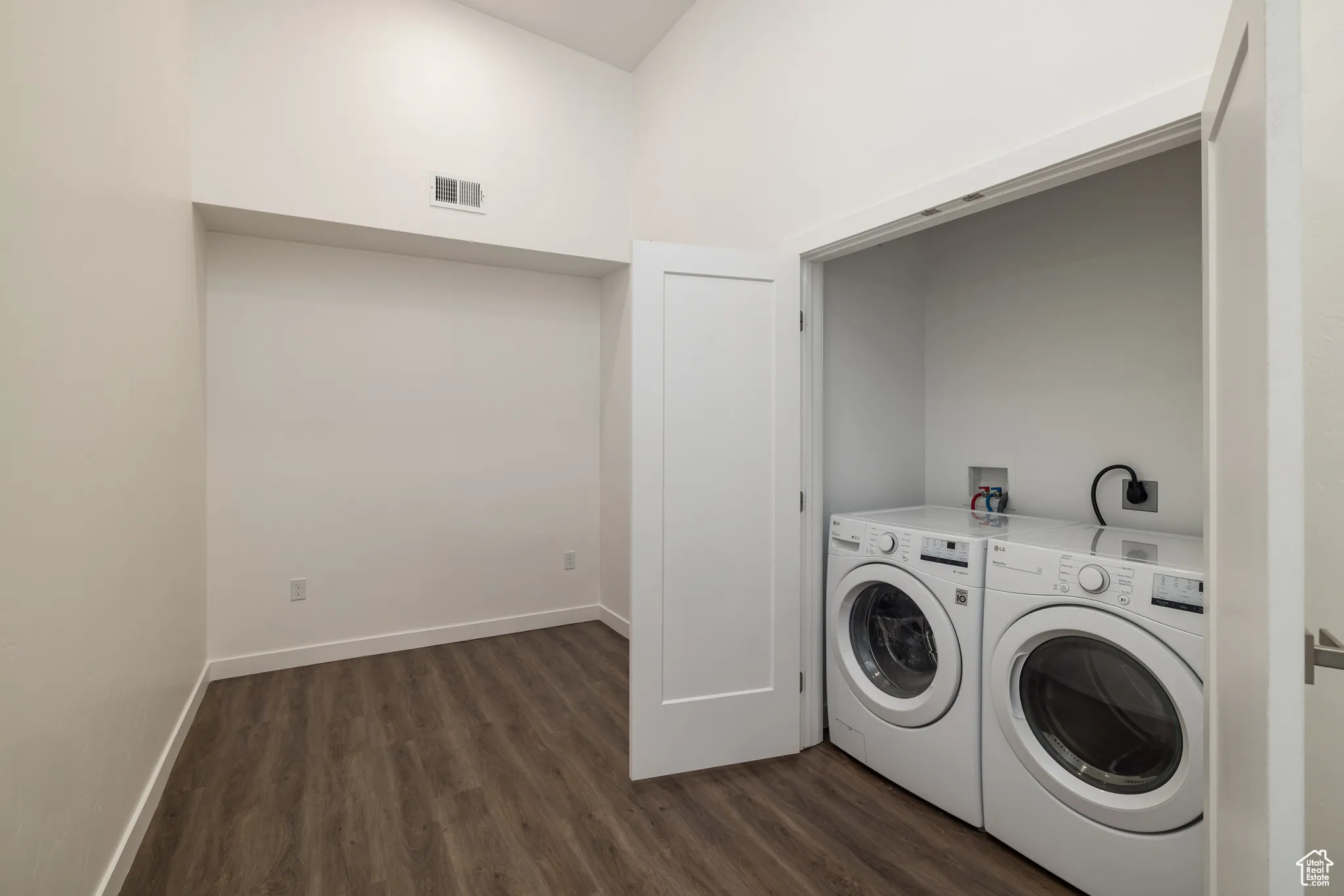 Flex room/laundry room