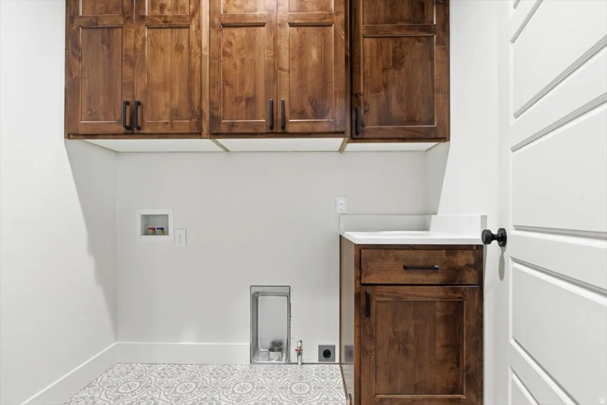 Laundry area featuring washer hookup and baseboards