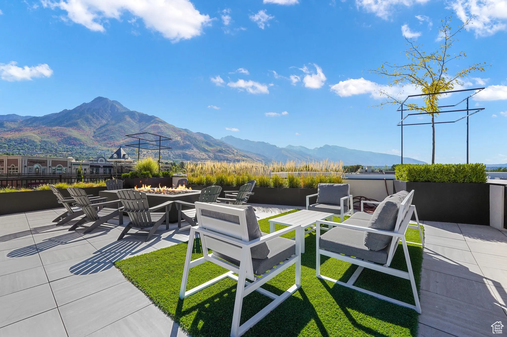 Outdoor Fire Pit and Mountain Views