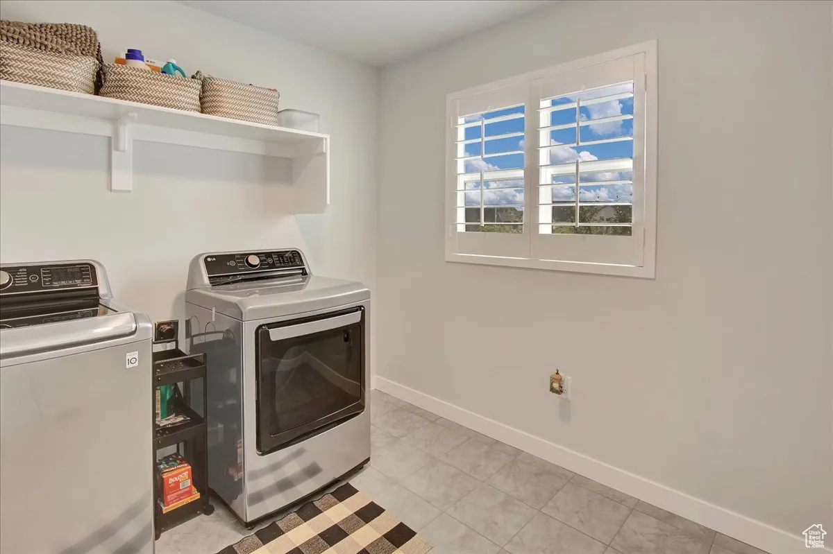 Laundry area featuring baseboards and independent washer and dryer