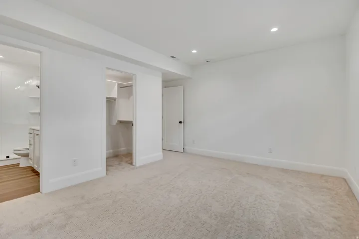Bedroom with en-suite bath