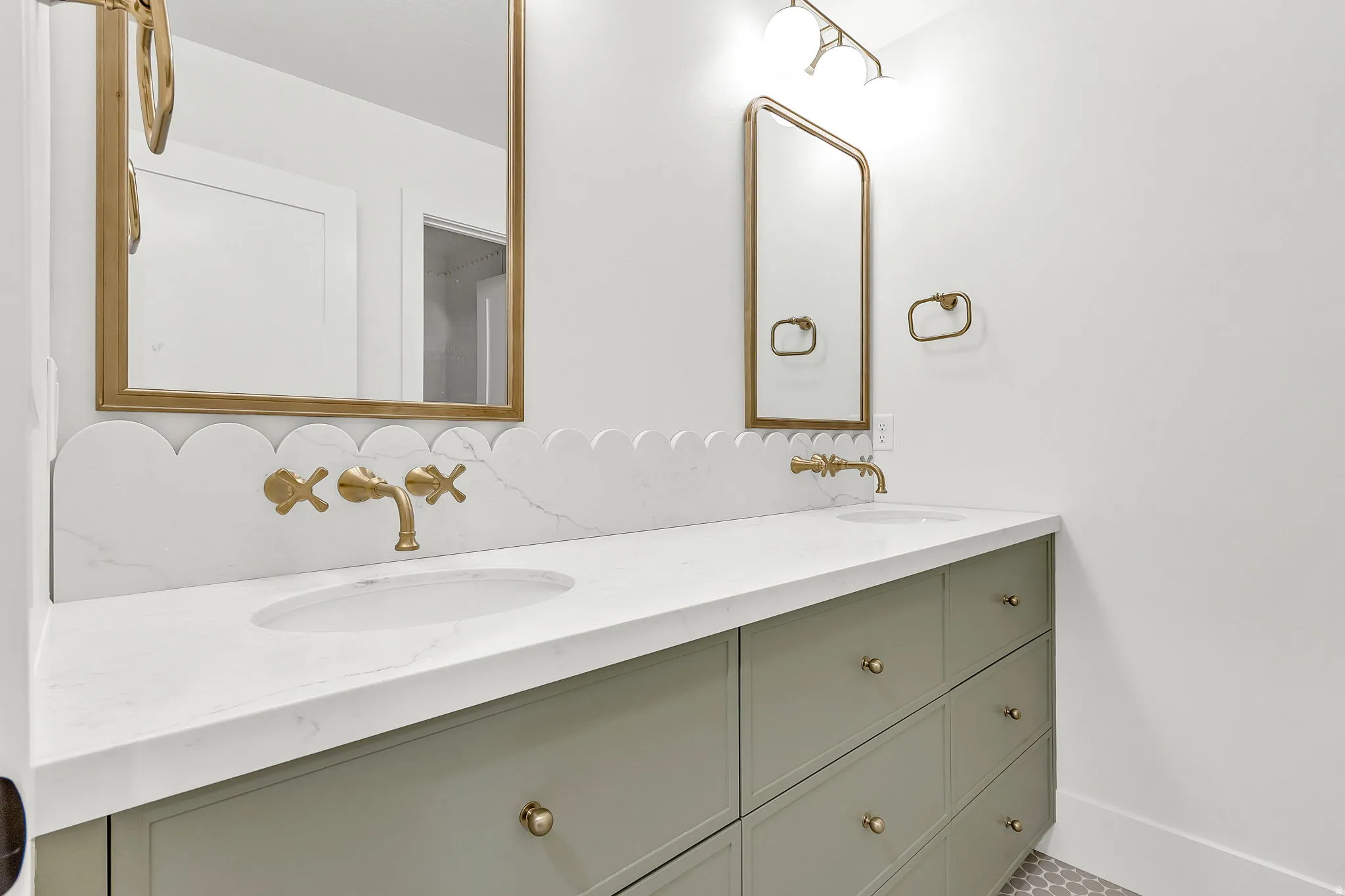 Upstairs bathroom 2 with double vanity and a scalloped backsplash
