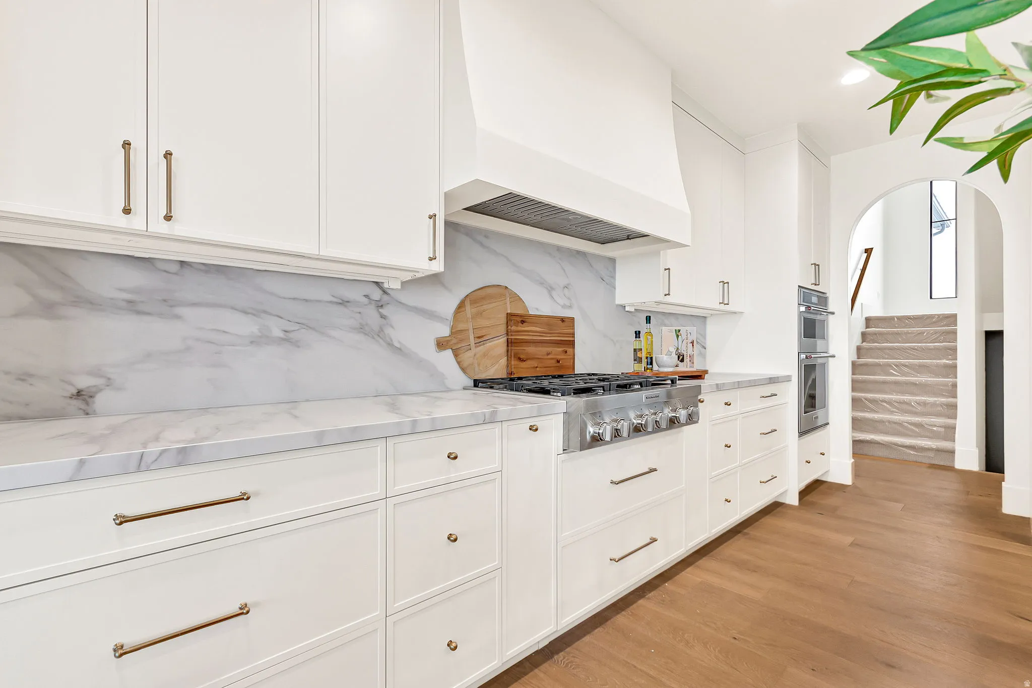 36 inch cooktop, double ovens and microwave, oversized double fridge/freezer, quartz countertops and backsplash