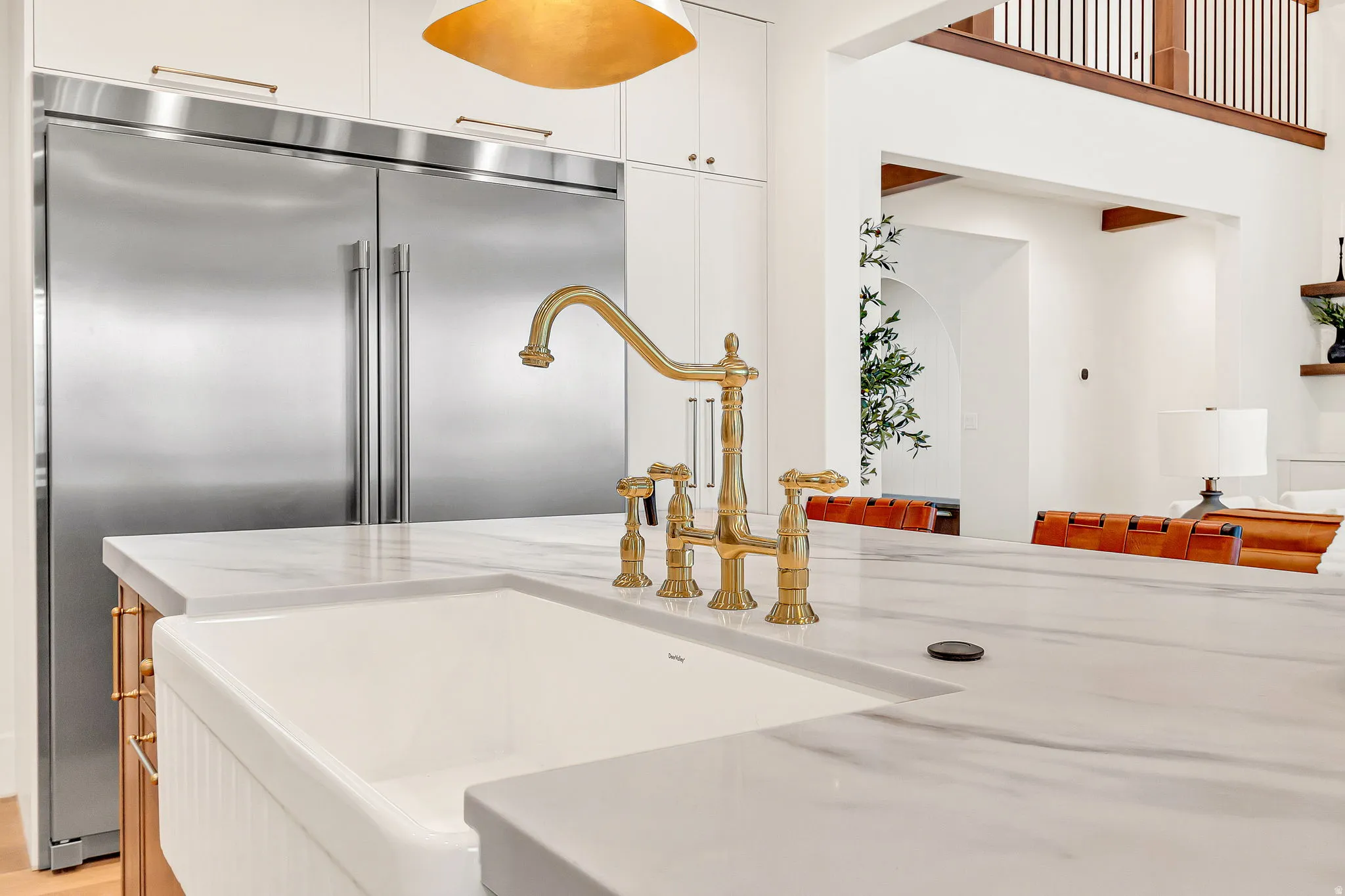 Oversized double fridge/freezer and large kitchen island with 4 cm quartz countertops