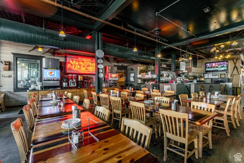 Dining space with a dry bar