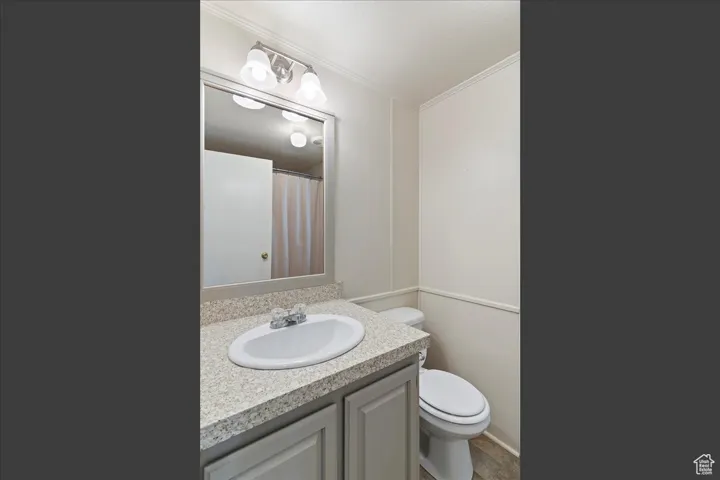 Full bath with vanity and ornamental molding