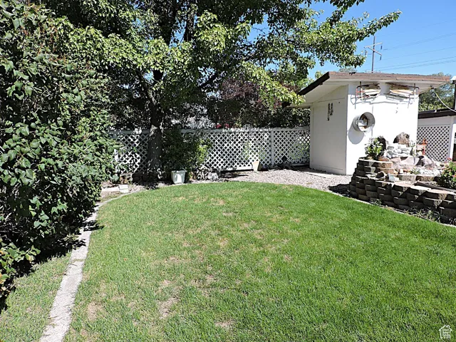 View of yard featuring an outdoor structure