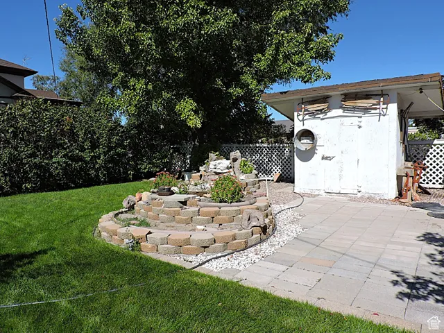 View of yard featuring an outdoor structure