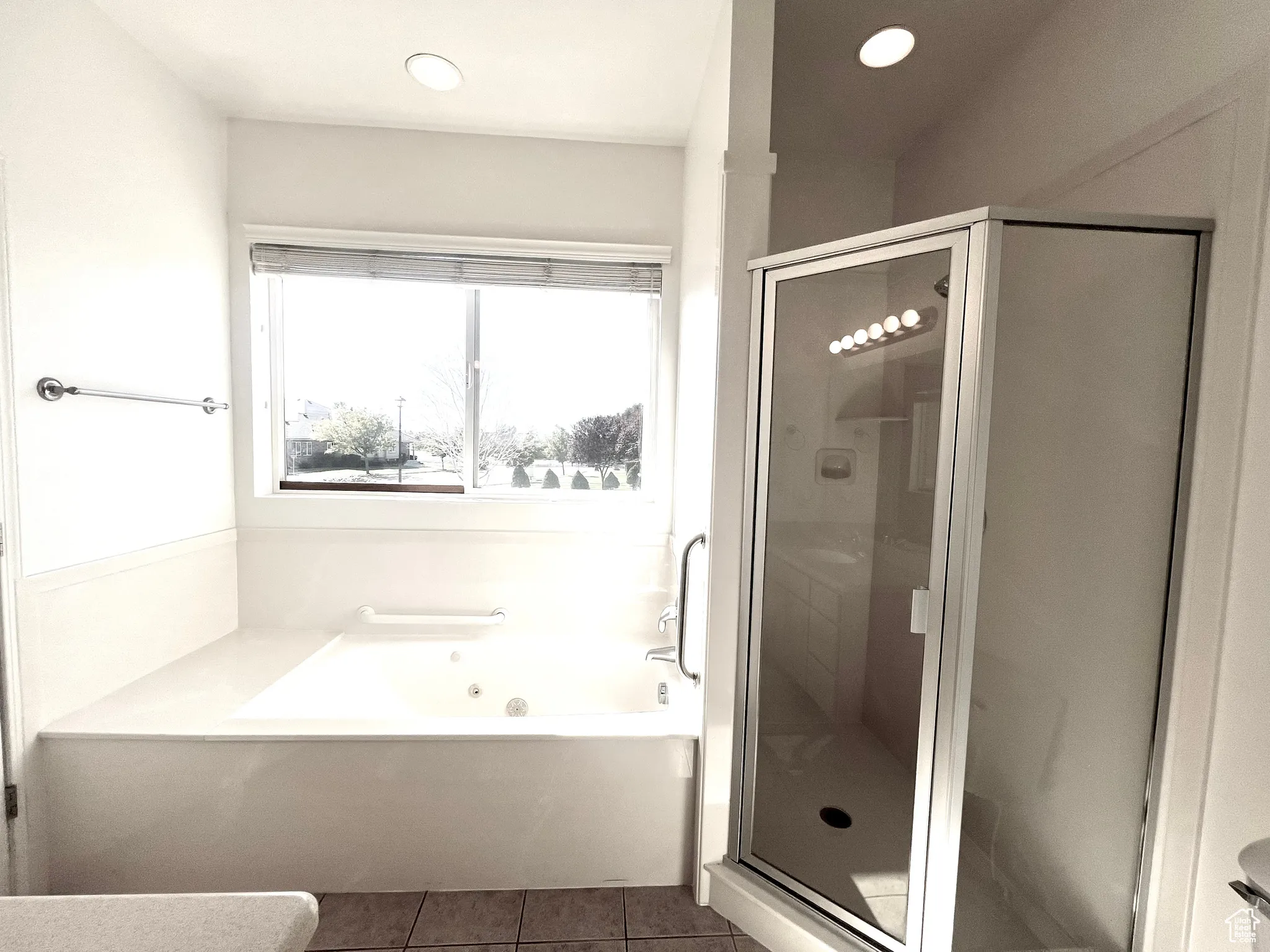 Master Bathroom, Tub/ Shower