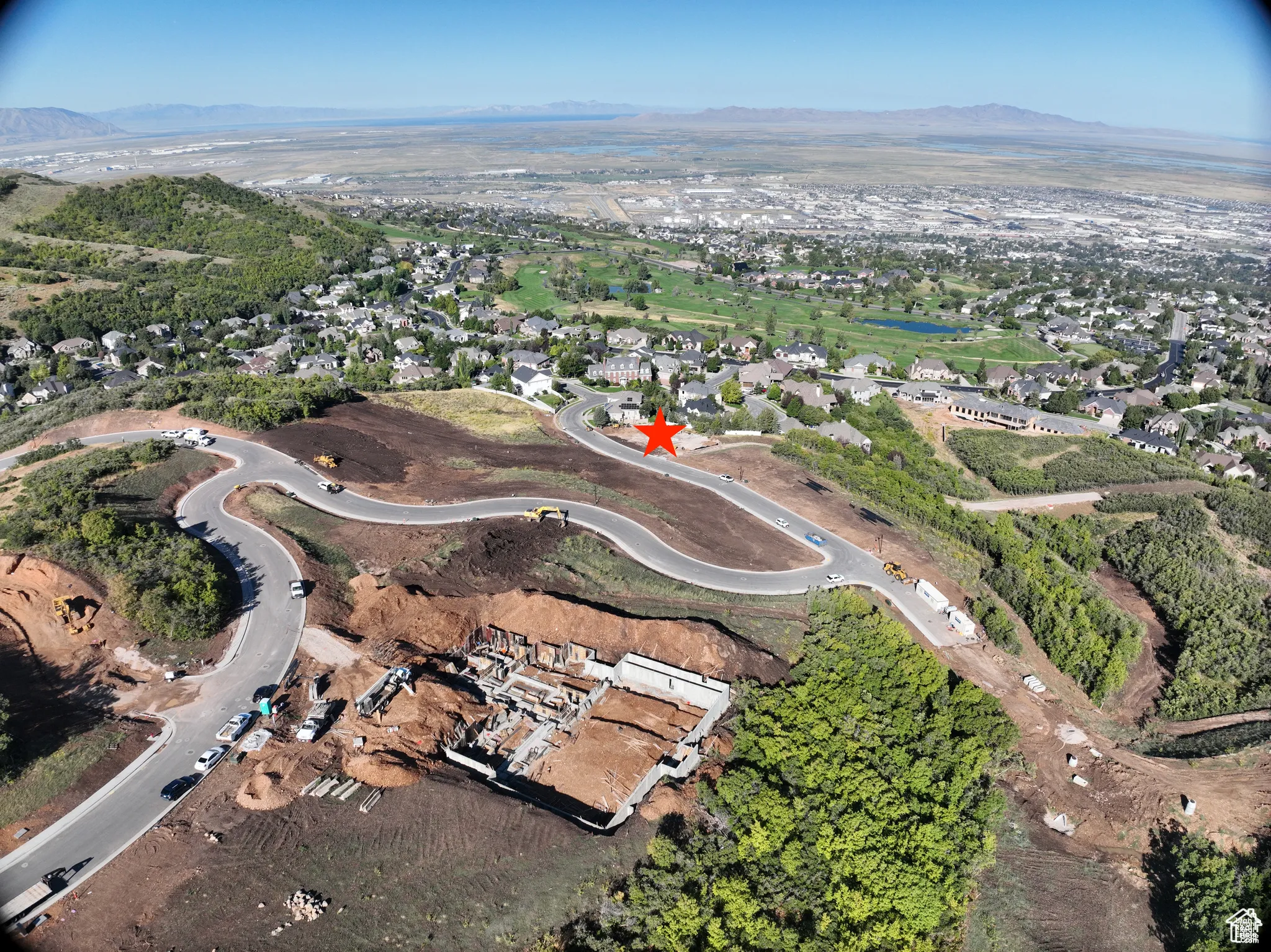 View of property location featuring nearby suburban area and a mountain backdrop