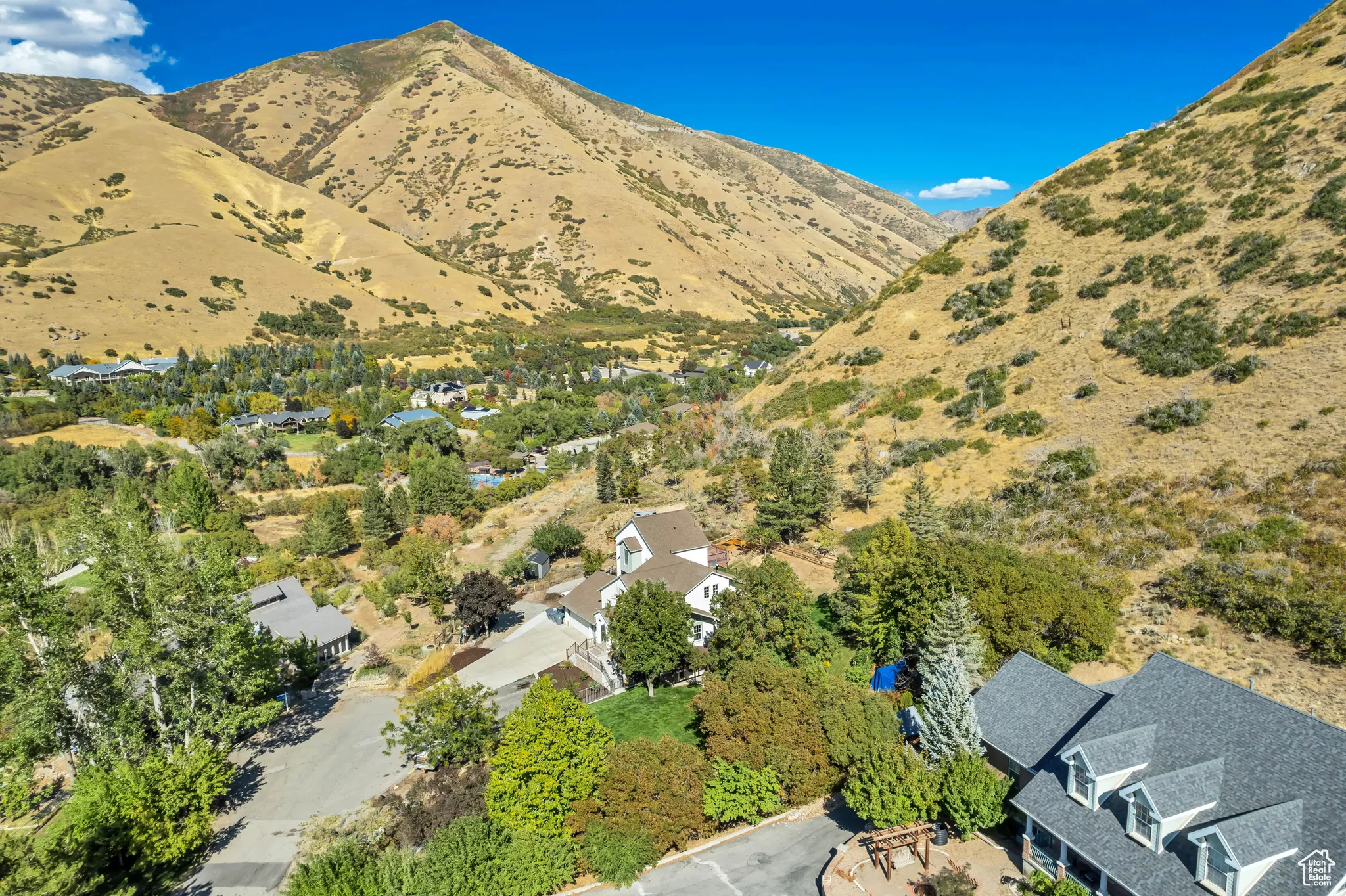 Aerial view of property's location featuring a mountainous background and nearby suburban area