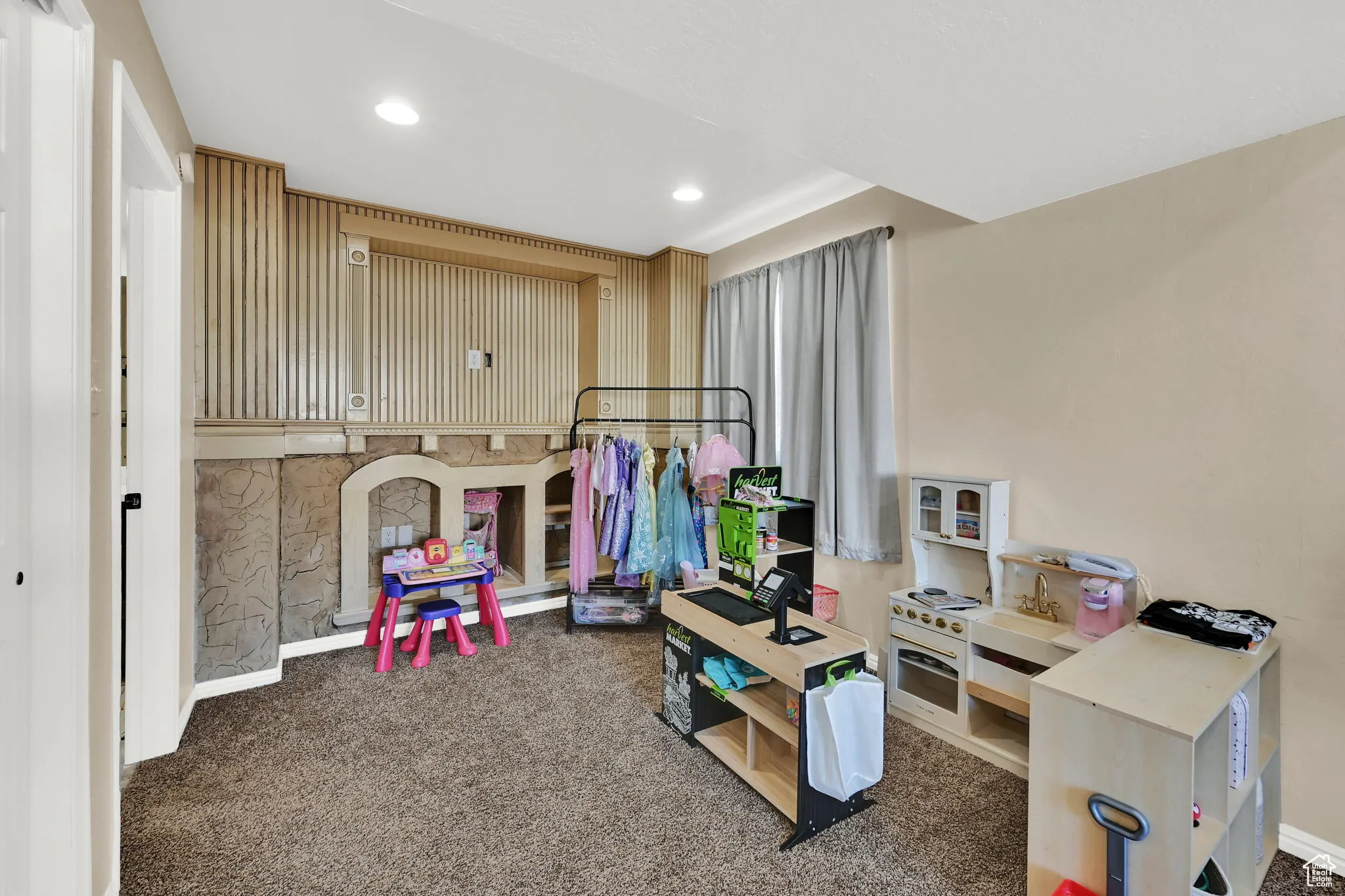Game room featuring recessed lighting