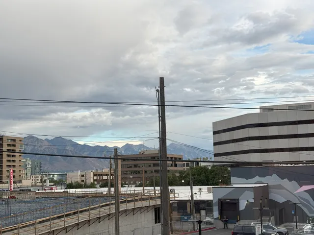 City view featuring a mountainous background