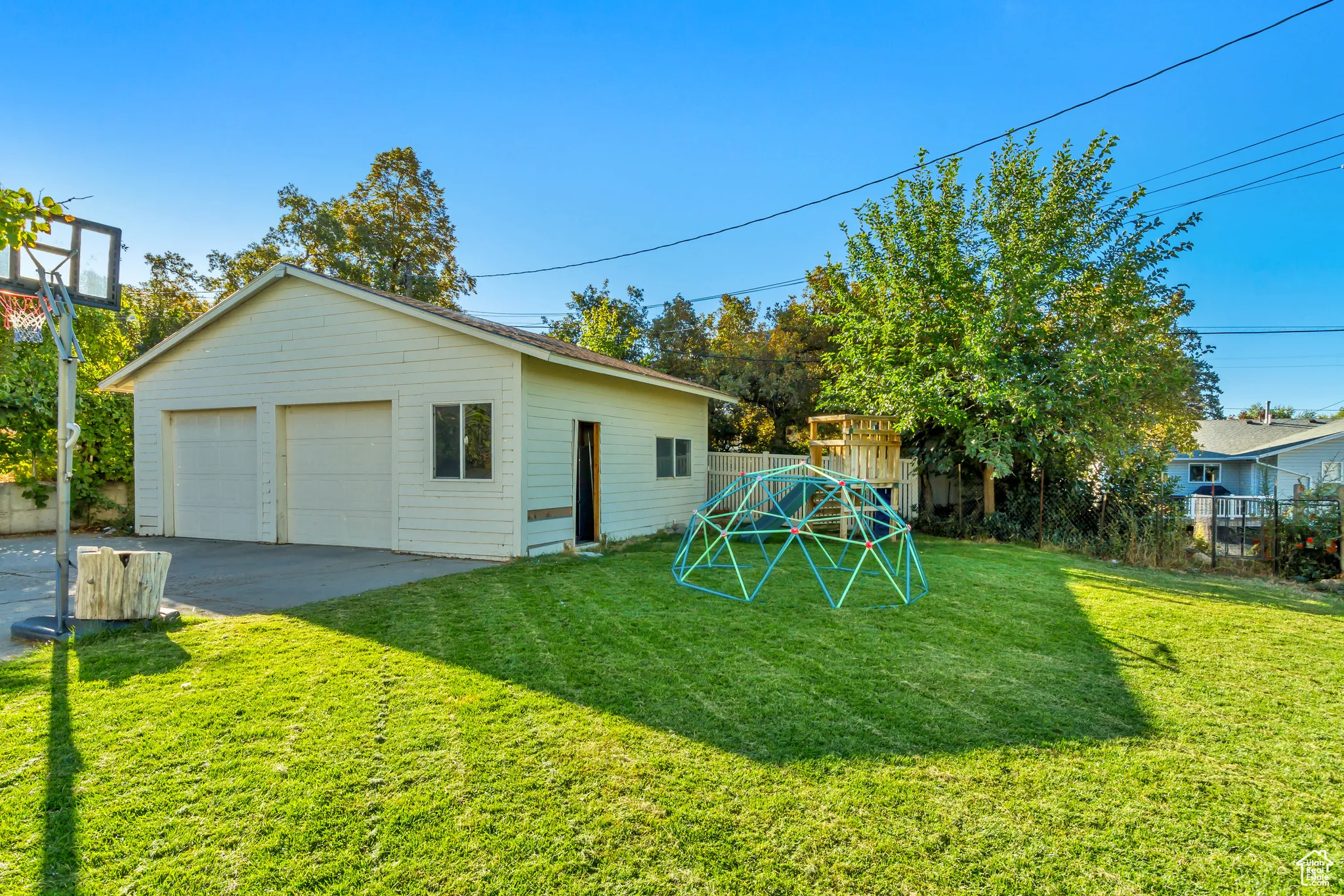 View of yard featuring an outdoor structure and a detached garage