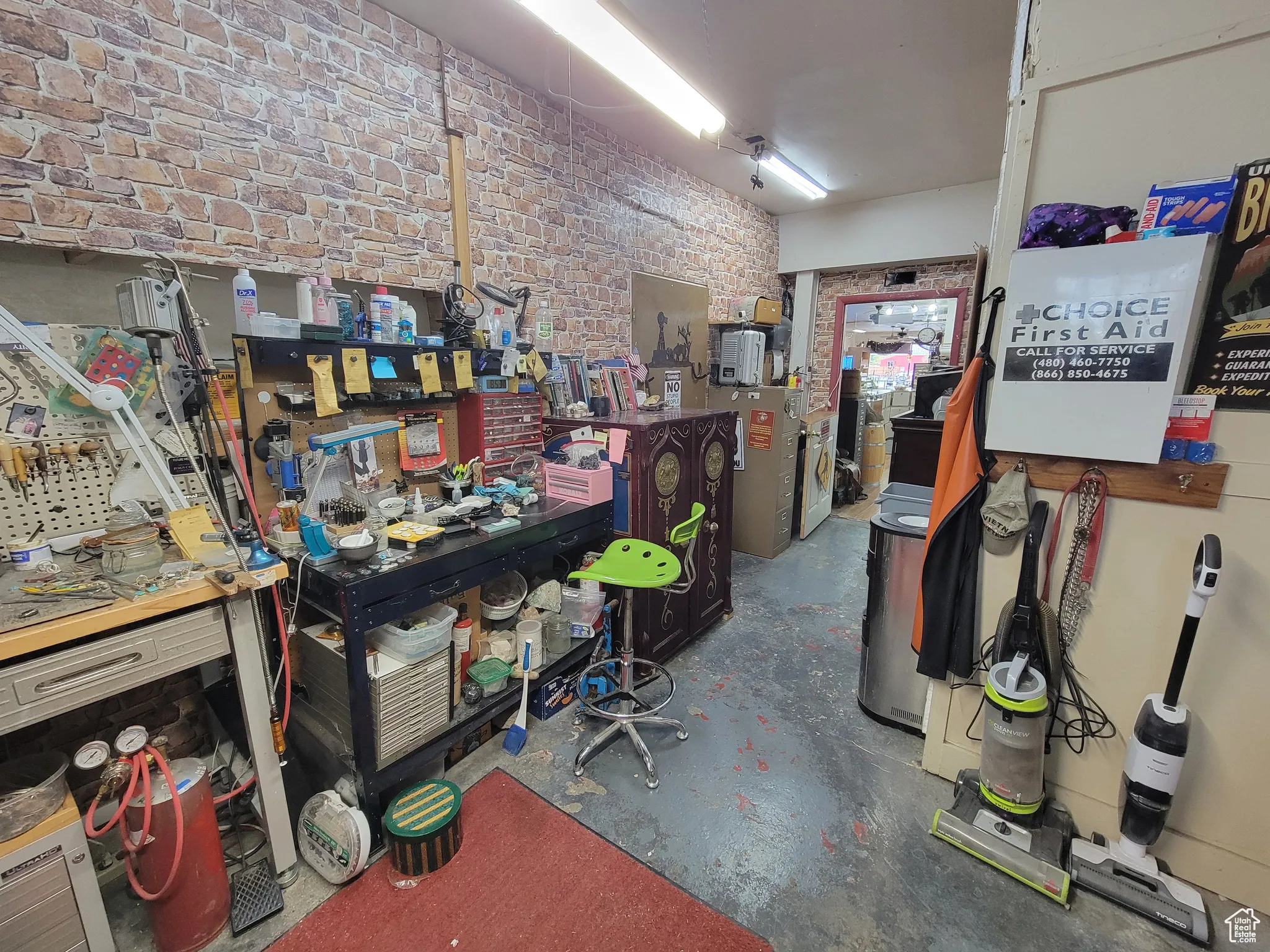 Entrance to polishing and smithing area