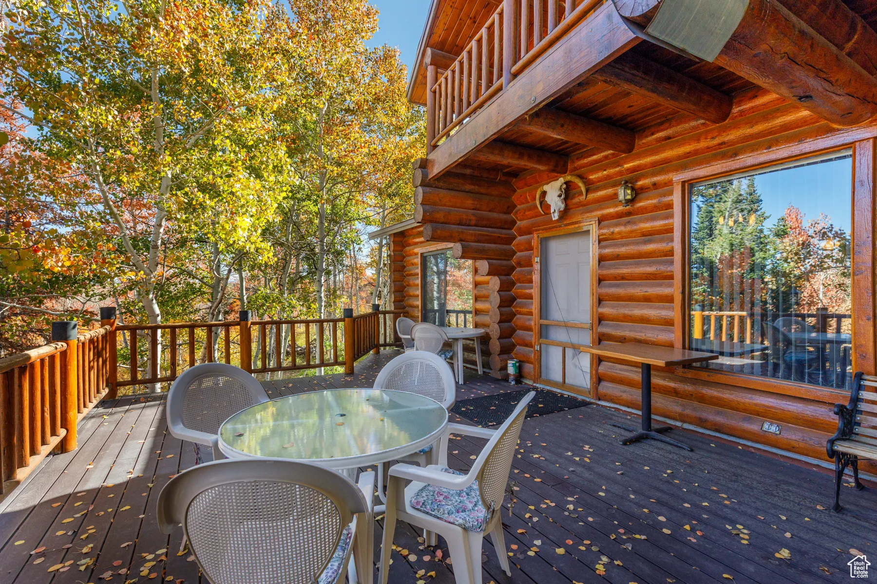 Deck with outdoor dining area