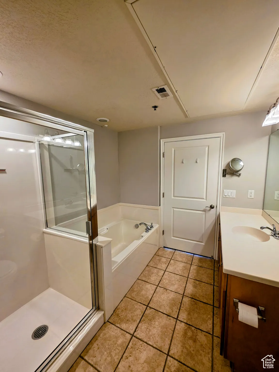 Grand bath off primary bedroom