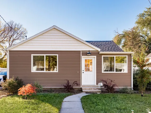 Bungalow-style home featuring entry steps and a shingled roof