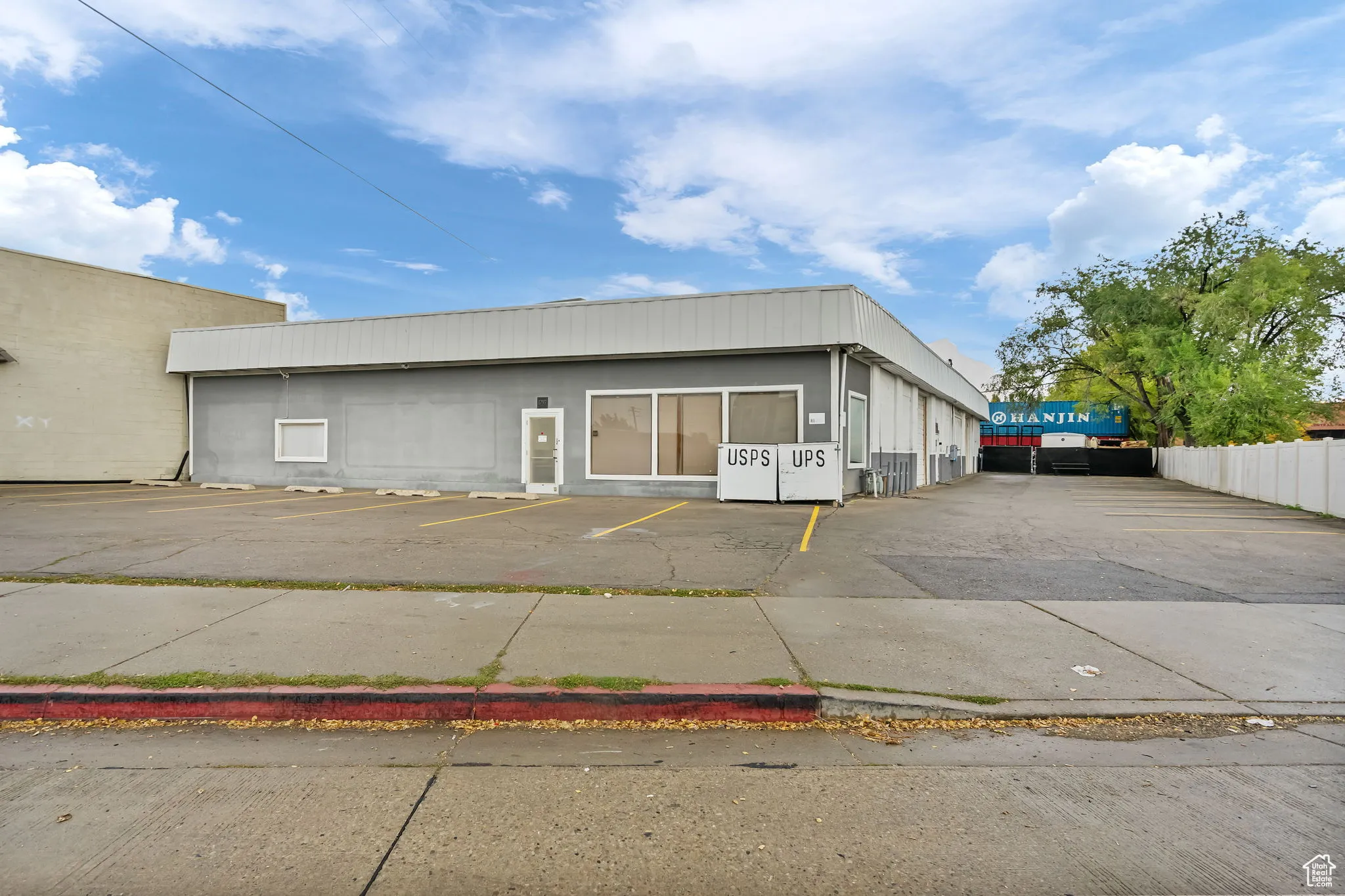 View of front facade featuring uncovered parking