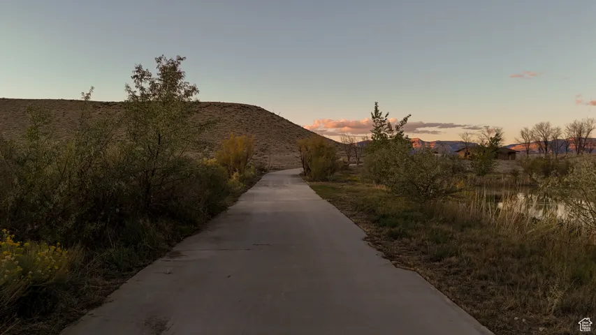 Surrounding community with a mountain view