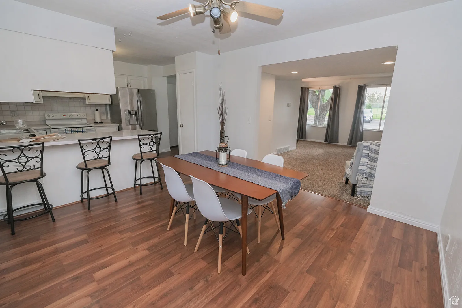 Breakfast bar with stools.