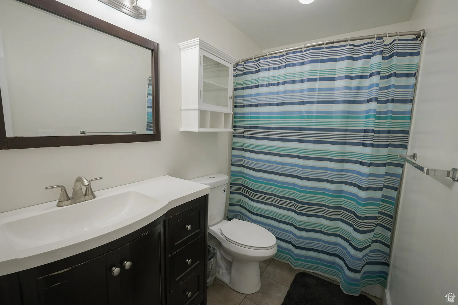 Full guest bathroom.