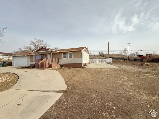 View of front facade with a garage and driveway