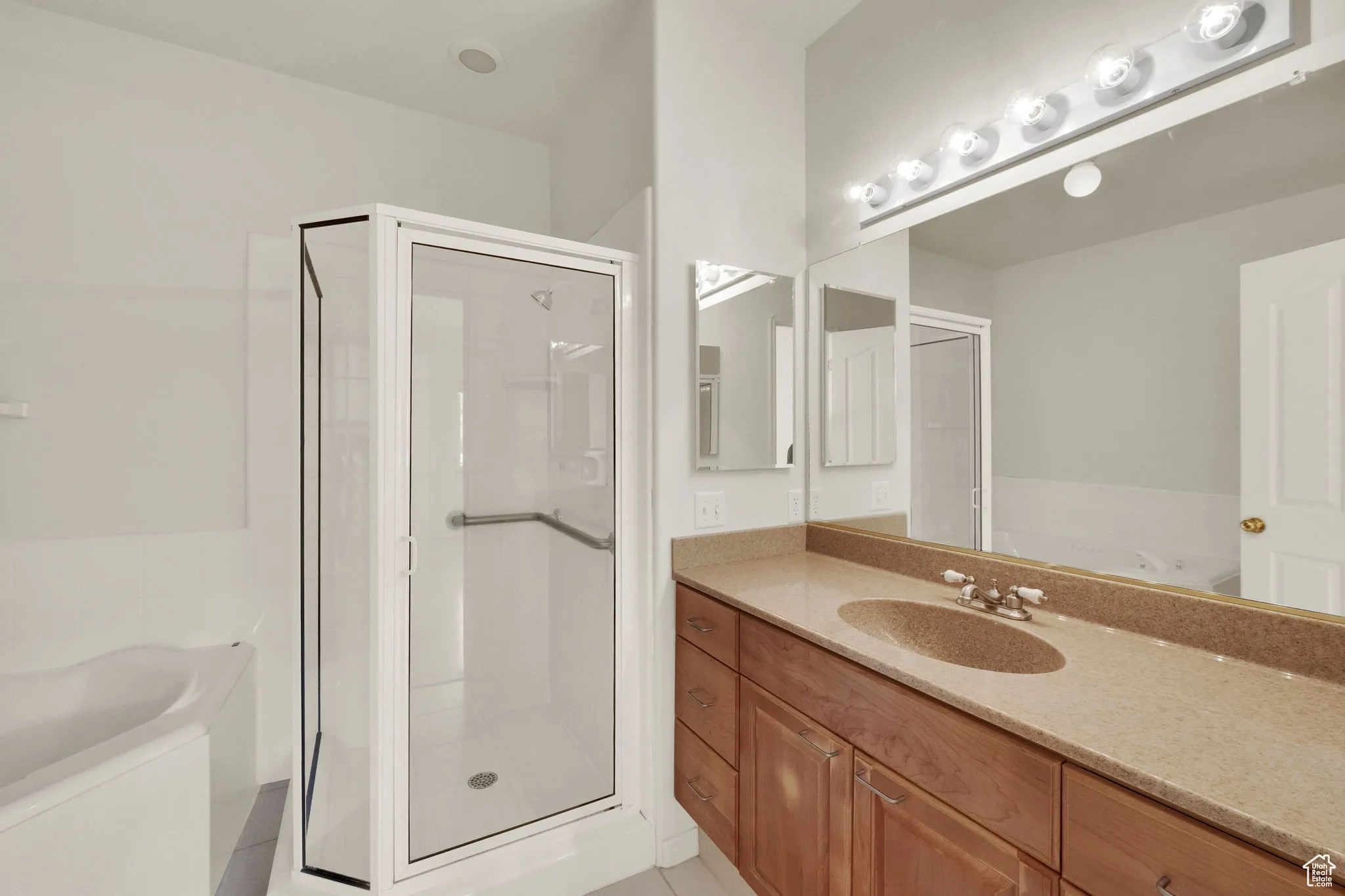 Full master bathroom.