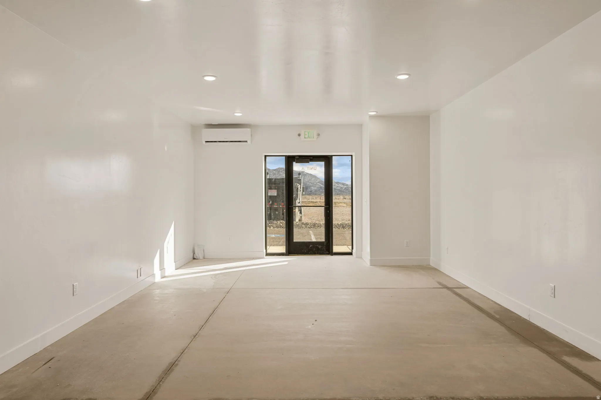 Empty room featuring concrete floors and recessed lighting
