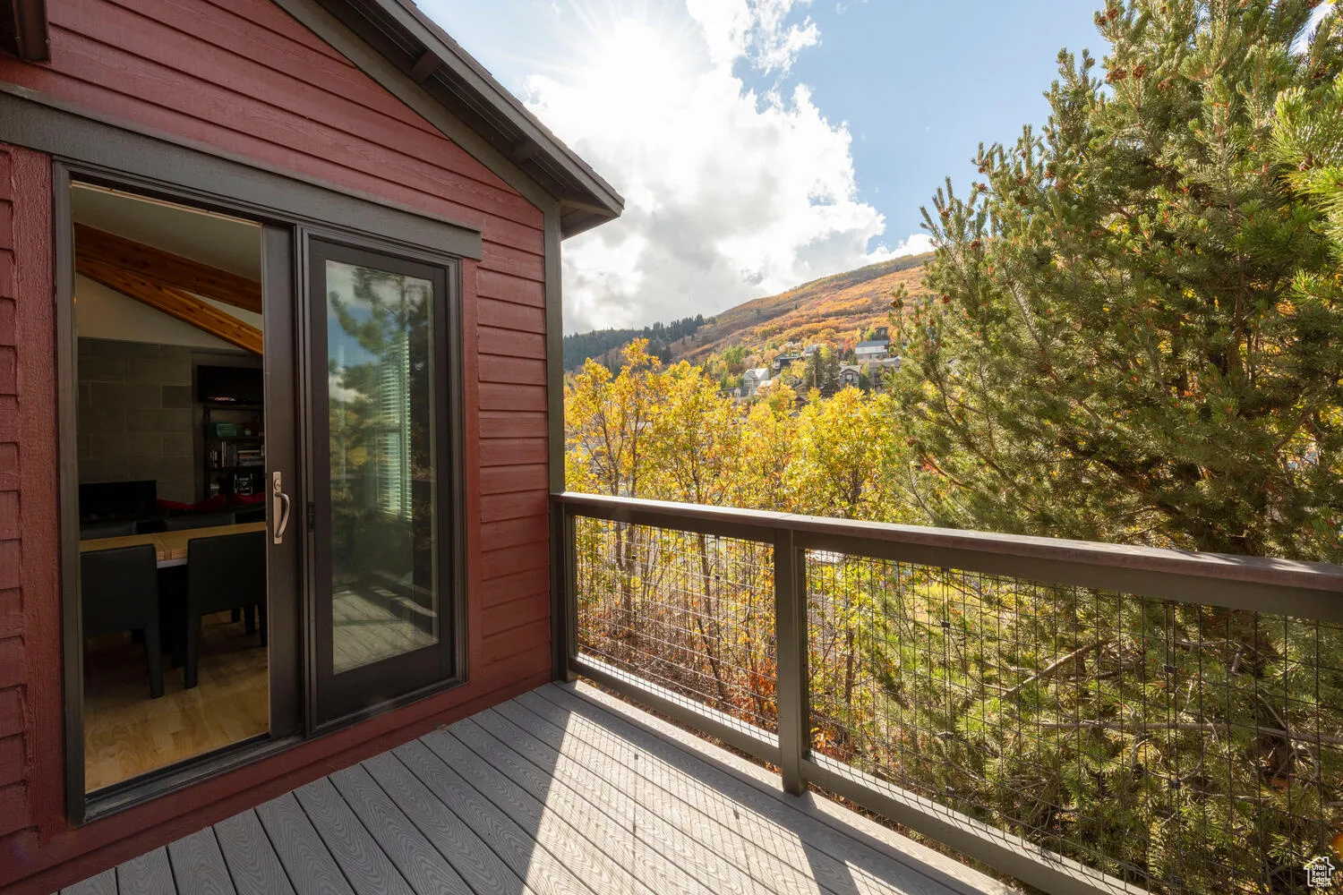 156 Sandridge deck between houses