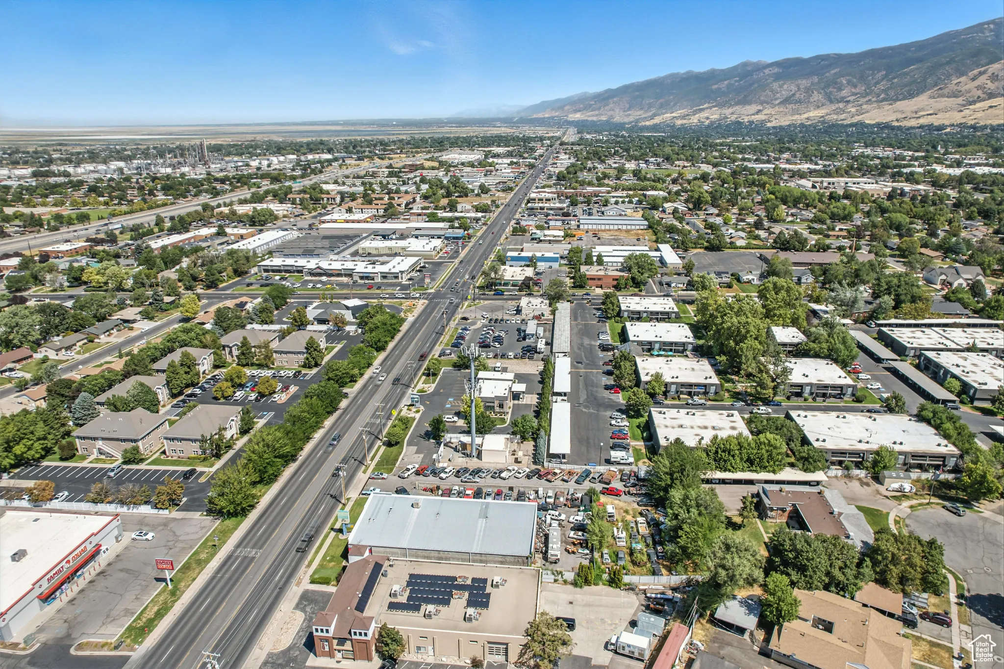 Aerial view of property's location featuring a mountain backdrop