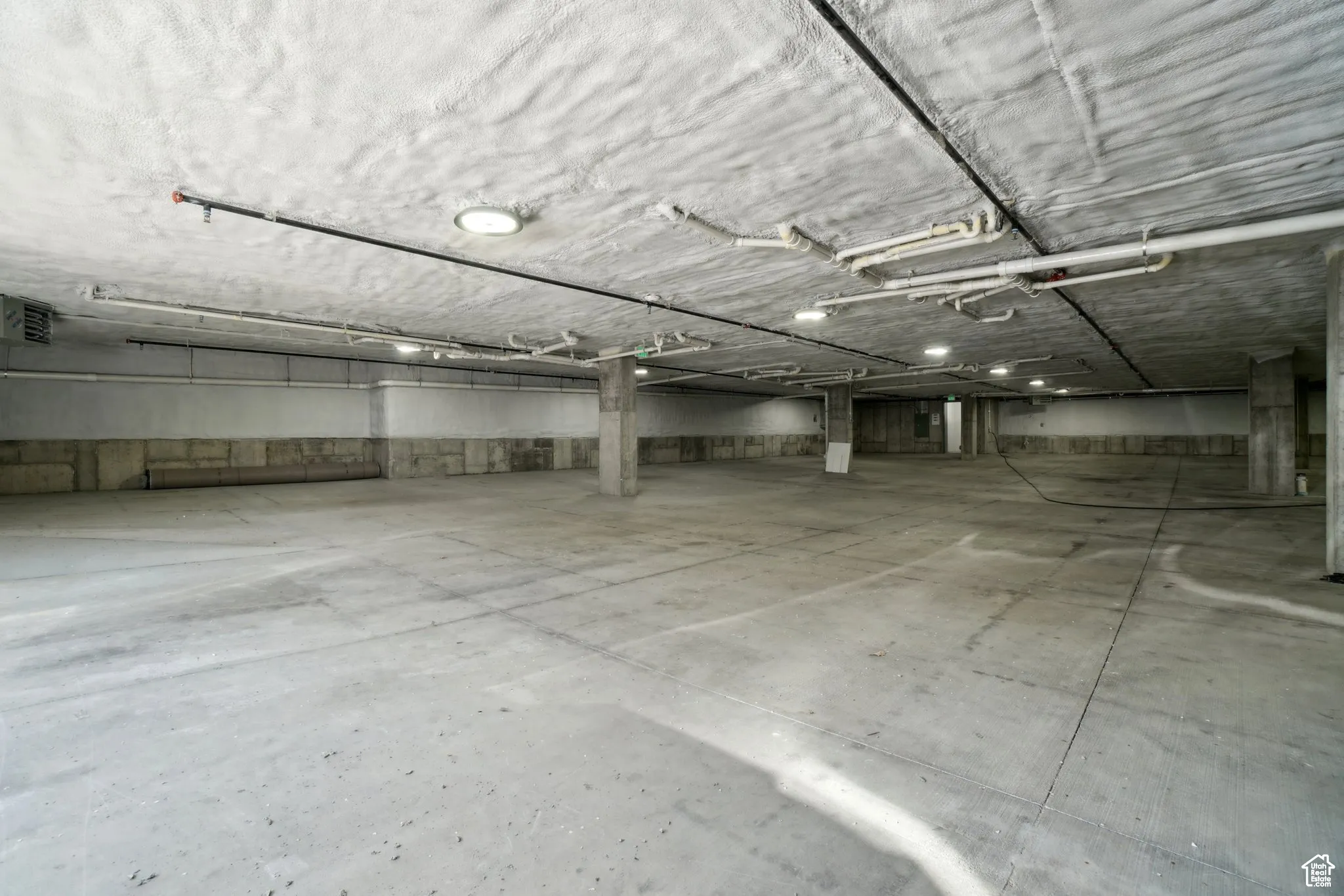 Parking garage with a heating unit