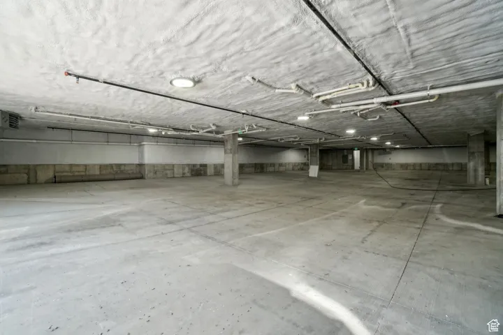Parking garage with a heating unit