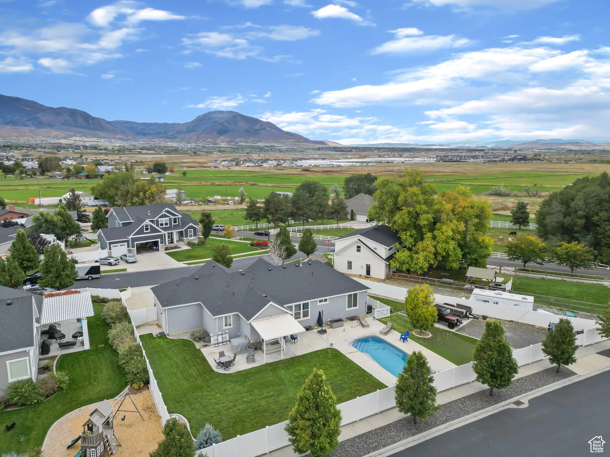 Aerial view of residential area featuring a pool and mountains