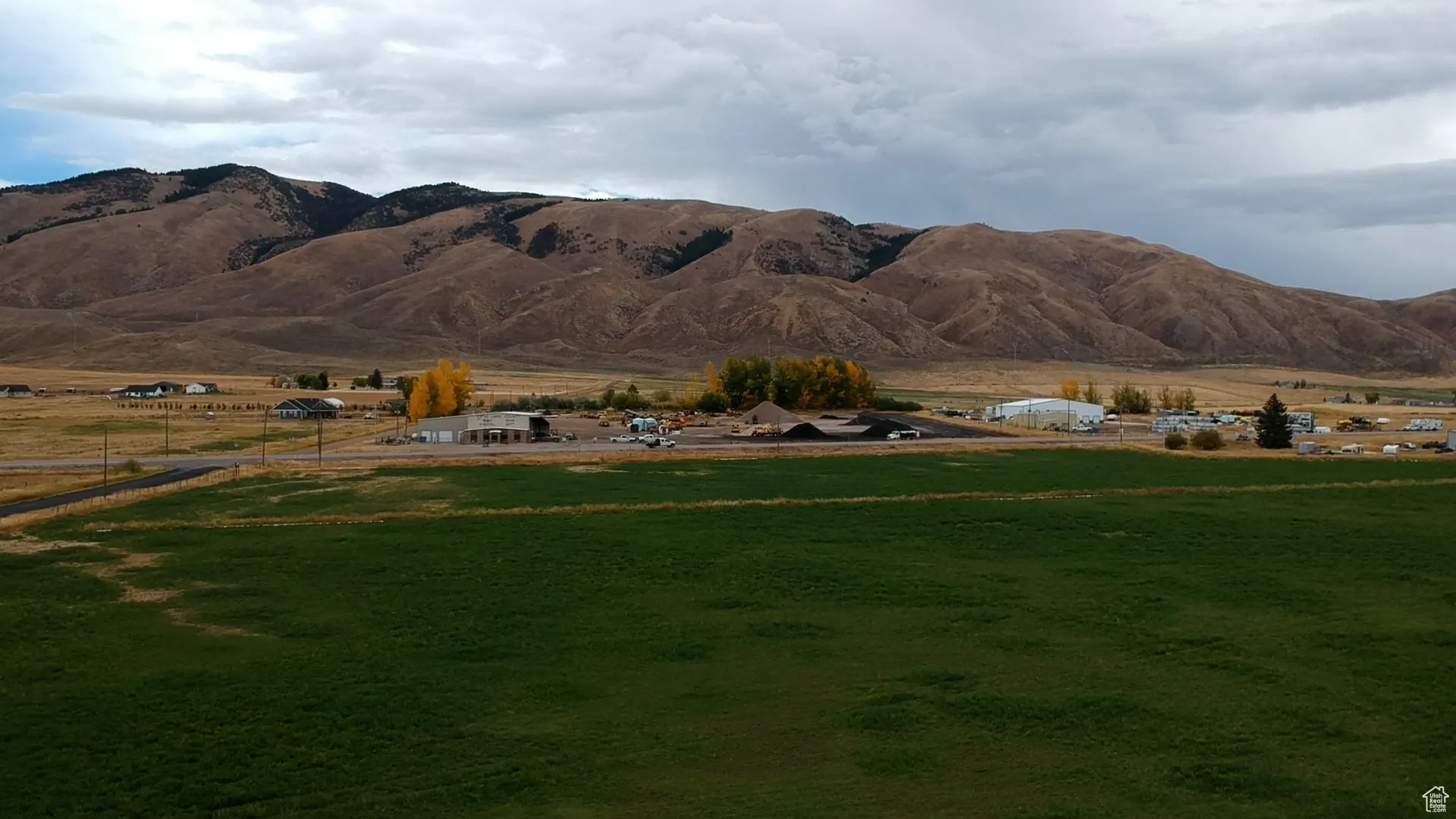 View of mountain background featuring rural landscape and a pastoral area