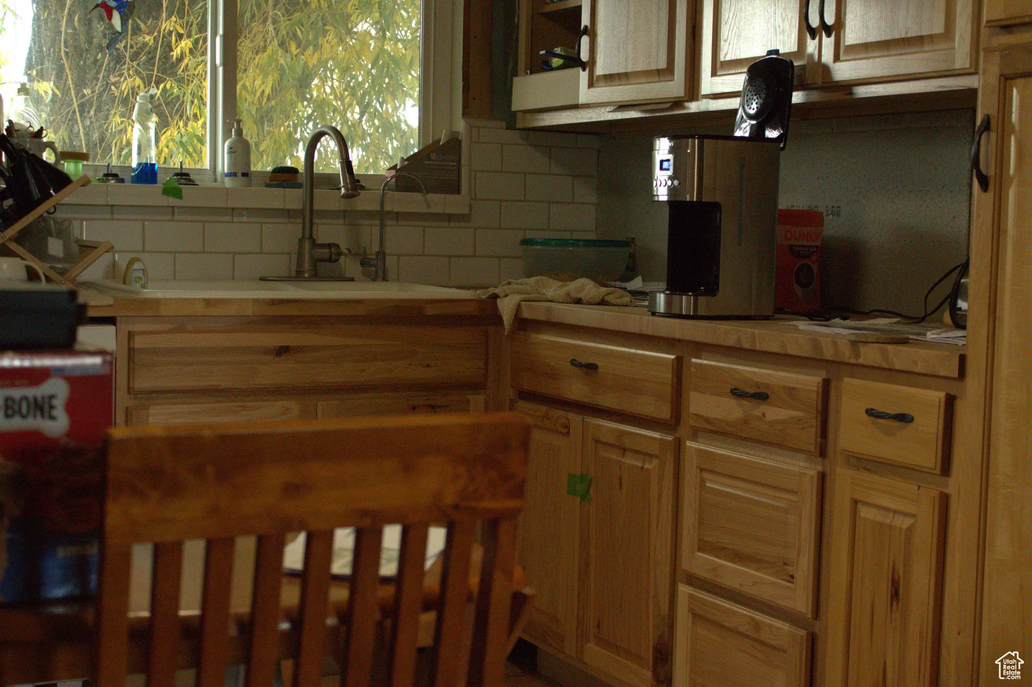 Kitchen with backsplash