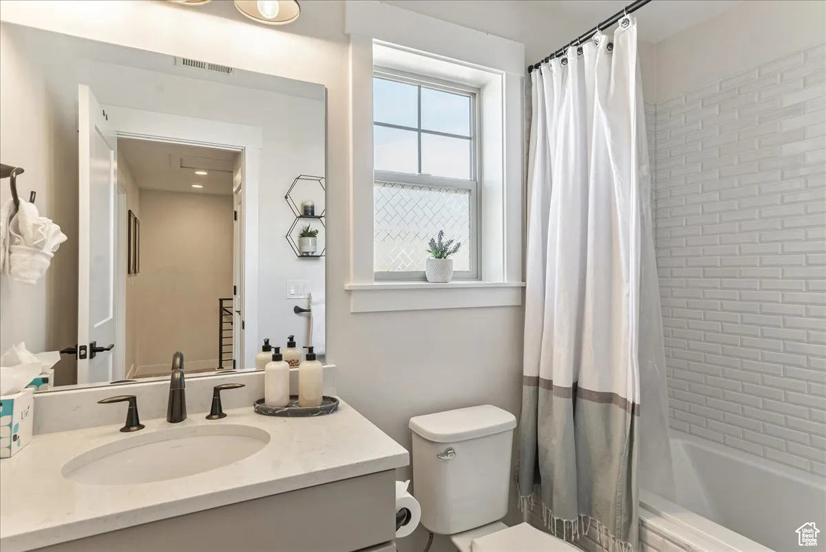 Upstairs full bath with tub