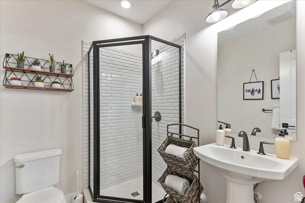 Downstairs ensuite bathroom