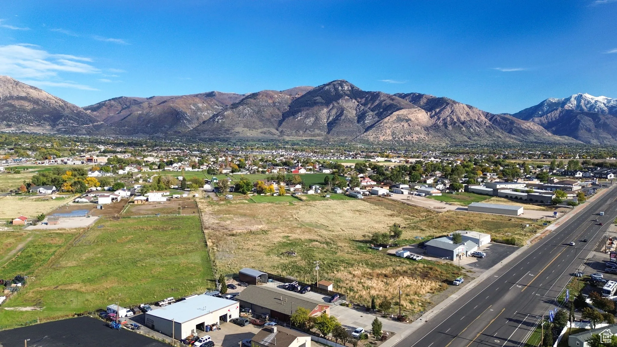 Aerial view of property's location featuring a mountainous background