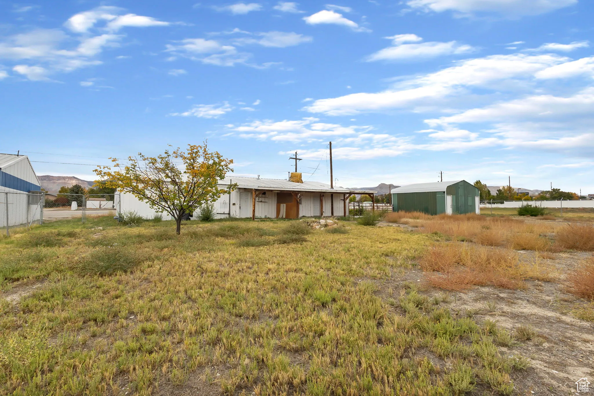 View of yard featuring an outbuilding